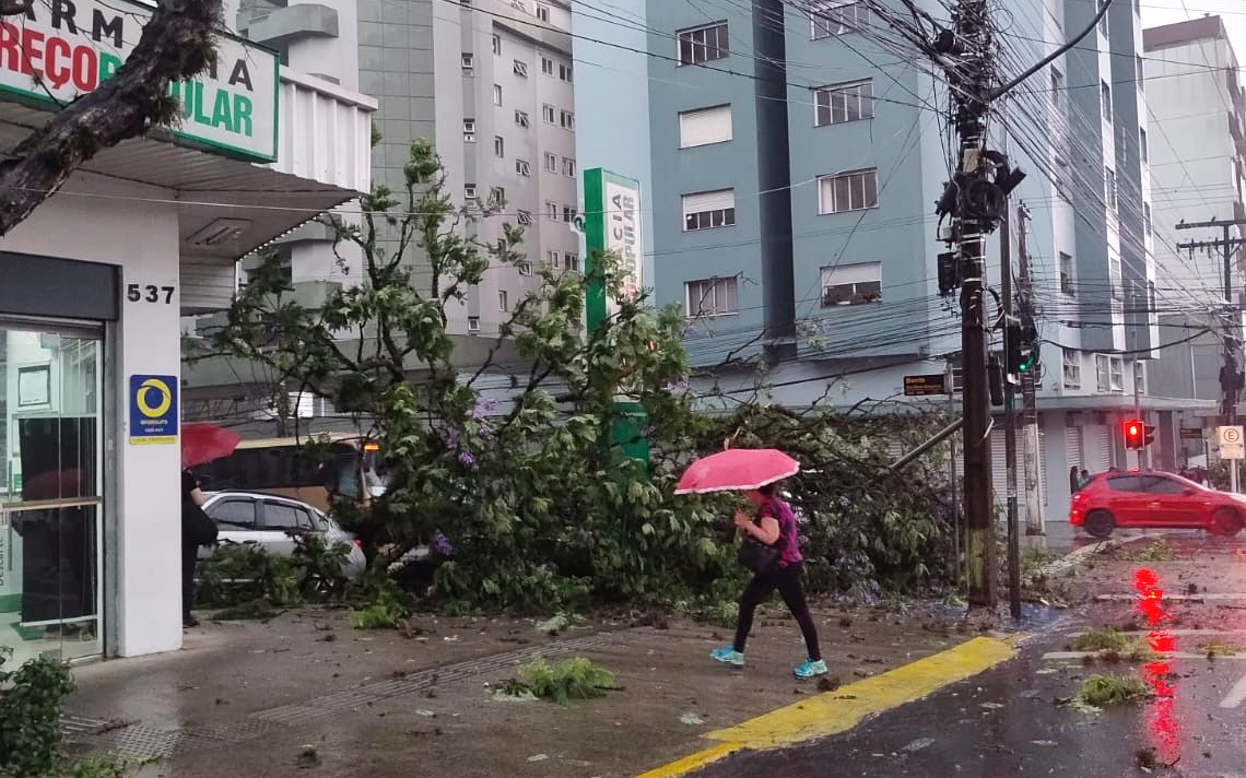 Capa Temporal avança pelo Estado e causa estragos em algumas regiões