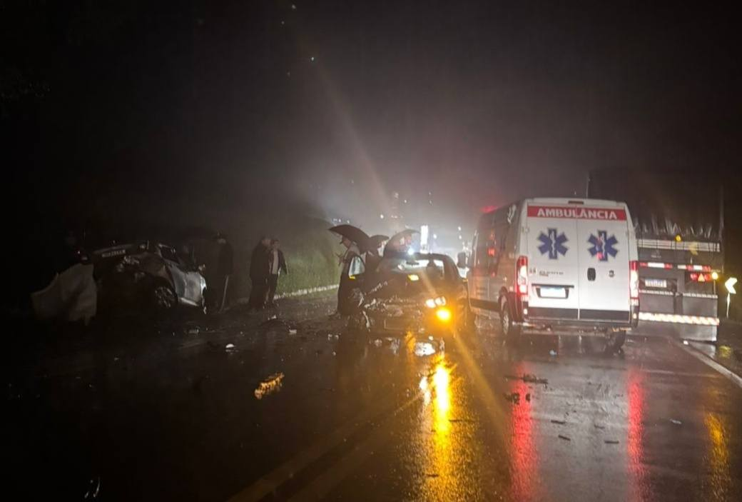 Capa Acidente envolve três carros e uma carreta na BR-386 em Lajeado do Bugre