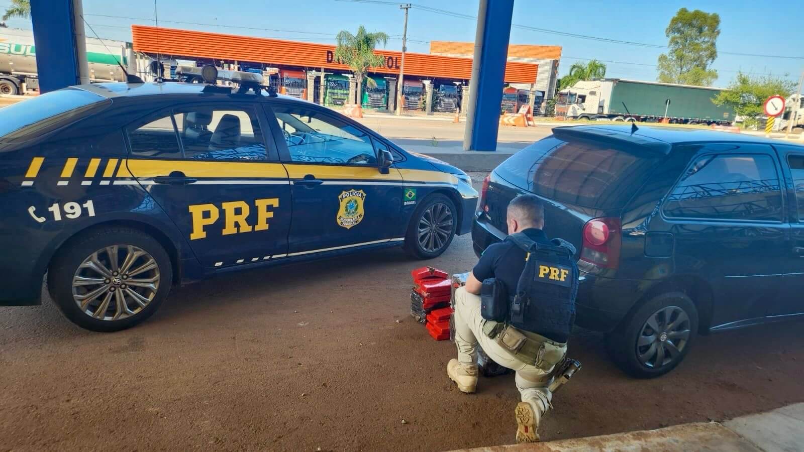 Capa PRF prende homem, mulher e apreende adolescente que transportavam 47 quilos de maconha em Passo Fundo