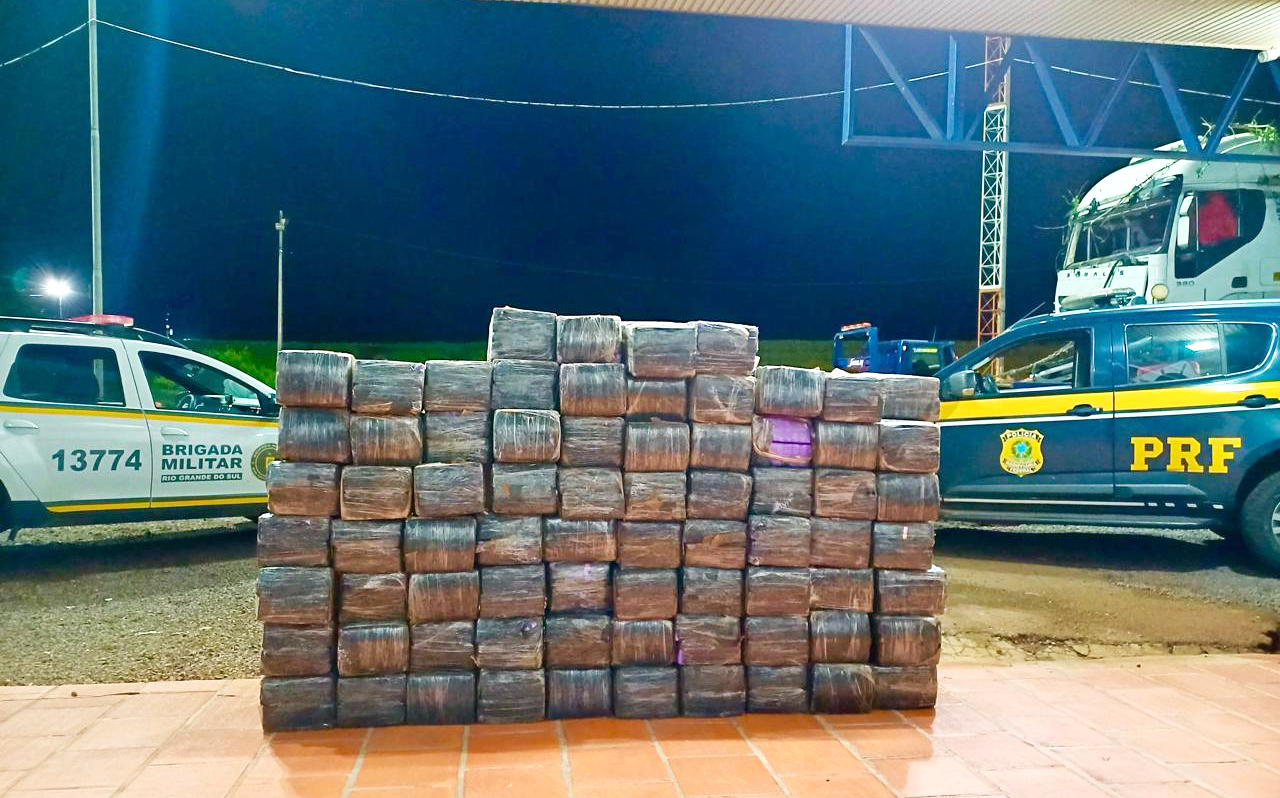 Capa BM e PRF apreendem mais de uma tonelada de maconha em caminhão na BR 386 em Iraí