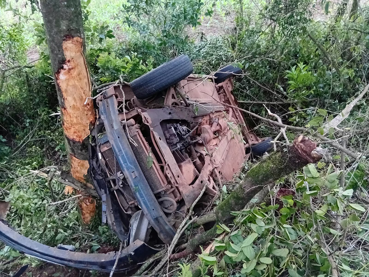 Capa Motorista fica ferido após carro sair da pista e cair em barranco na ERS-324