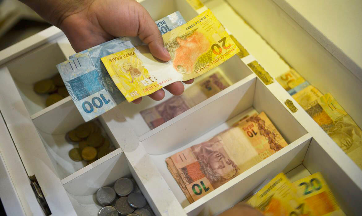 Capa Brasileiros usam cada vez menos dinheiro em espécie, diz BC