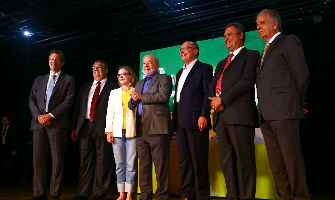 Capa Lula anuncia cinco ministros do futuro governo