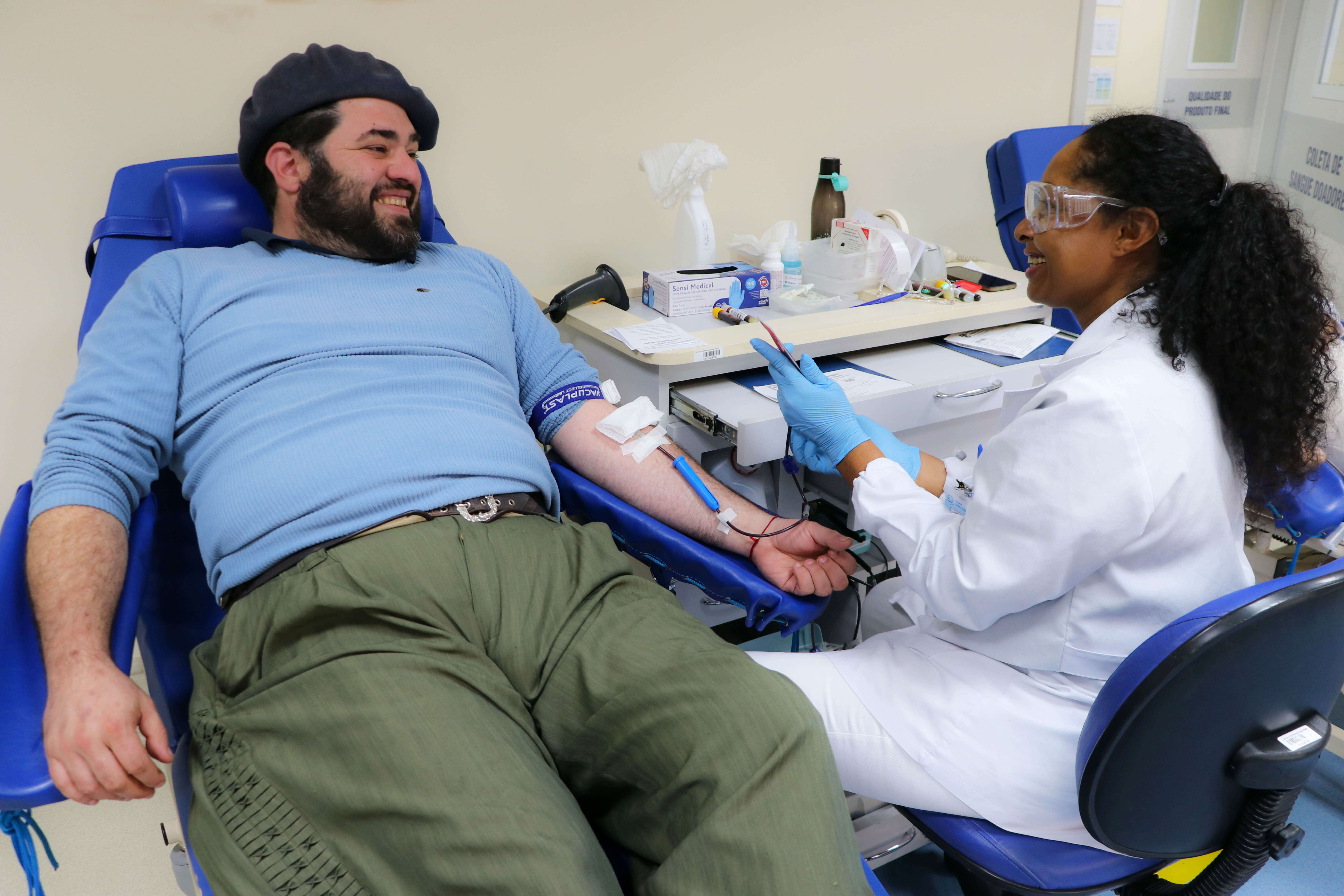 Capa Junho Vermelho: doação de sangue se torna hábito entre voluntários do HSVP