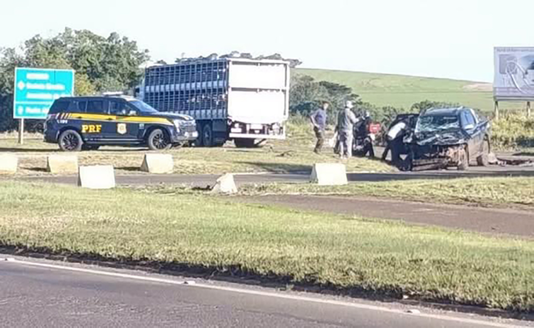 Capa Colisão entre caminhão e caminhonete é registrada no trevo de Seberi