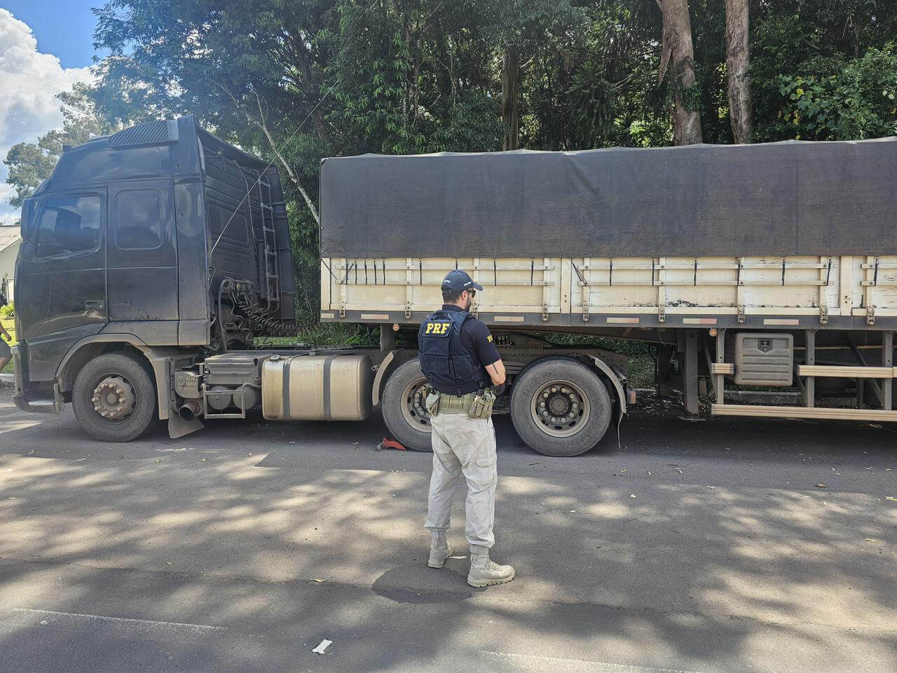 Capa PRF flagra bitrem com freios inoperantes e excesso de peso na BR-153