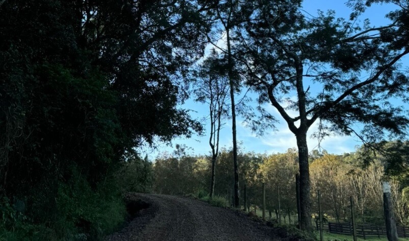 Capa Ametista do Sul intensifica recuperação de estradas no interior