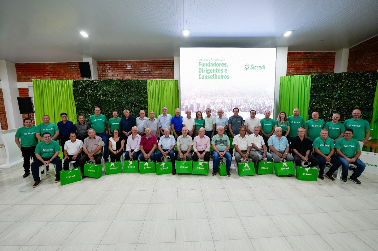Capa Sicredi Conexão celebra legado em encontro com sócios-fundadores e ex-dirigentes