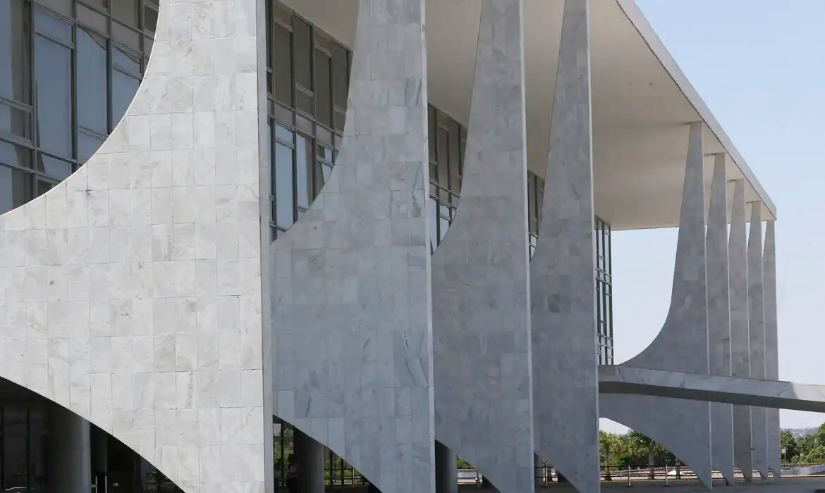 Capa Lula sanciona regulamentação da reforma tributária sobre consumo