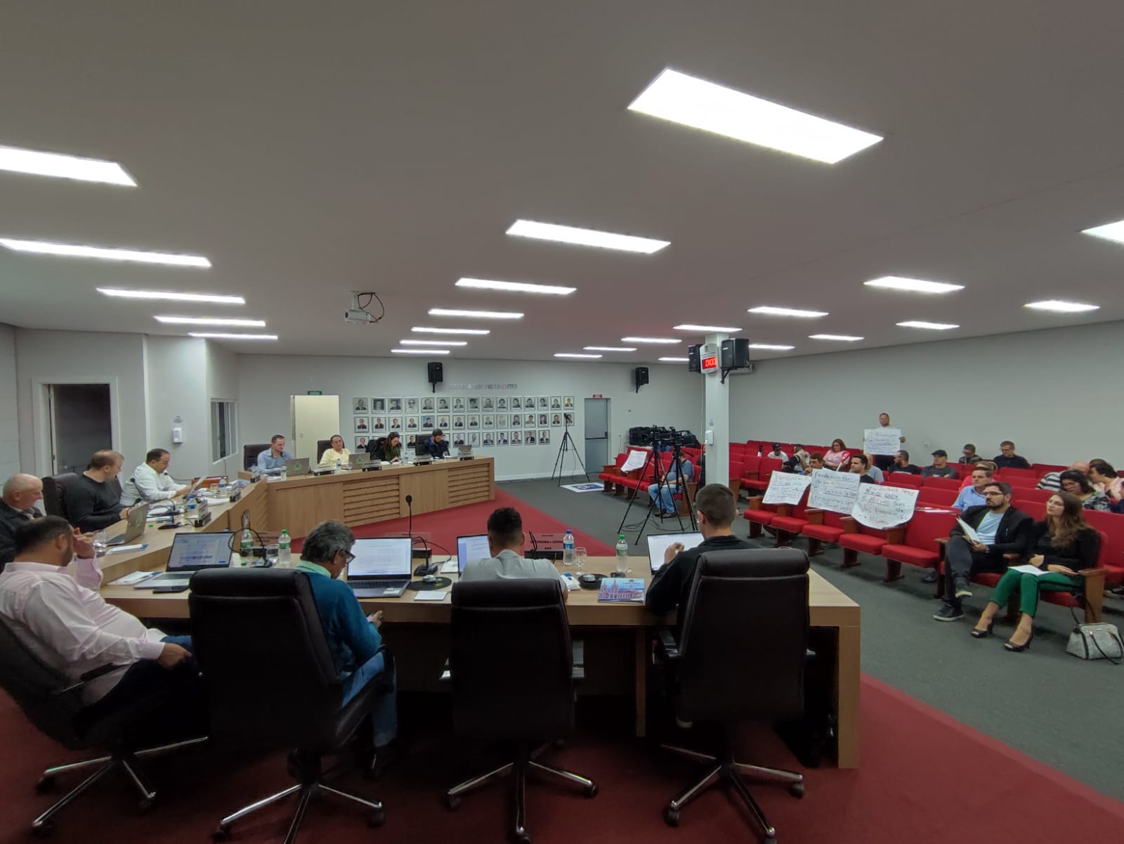 Capa FW: Câmara reprova PL do Executivo Municipal que previa a contratação de operação de crédito