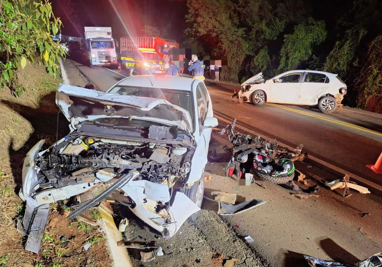 Capa Jovem casal morre em grave colisão envolvendo três veículos no Oeste de SC