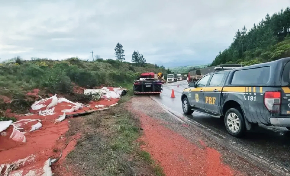 Capa Motorista de Cruz Alta morre após carreta carregada com adubo sair da pista e tombar na BR-392