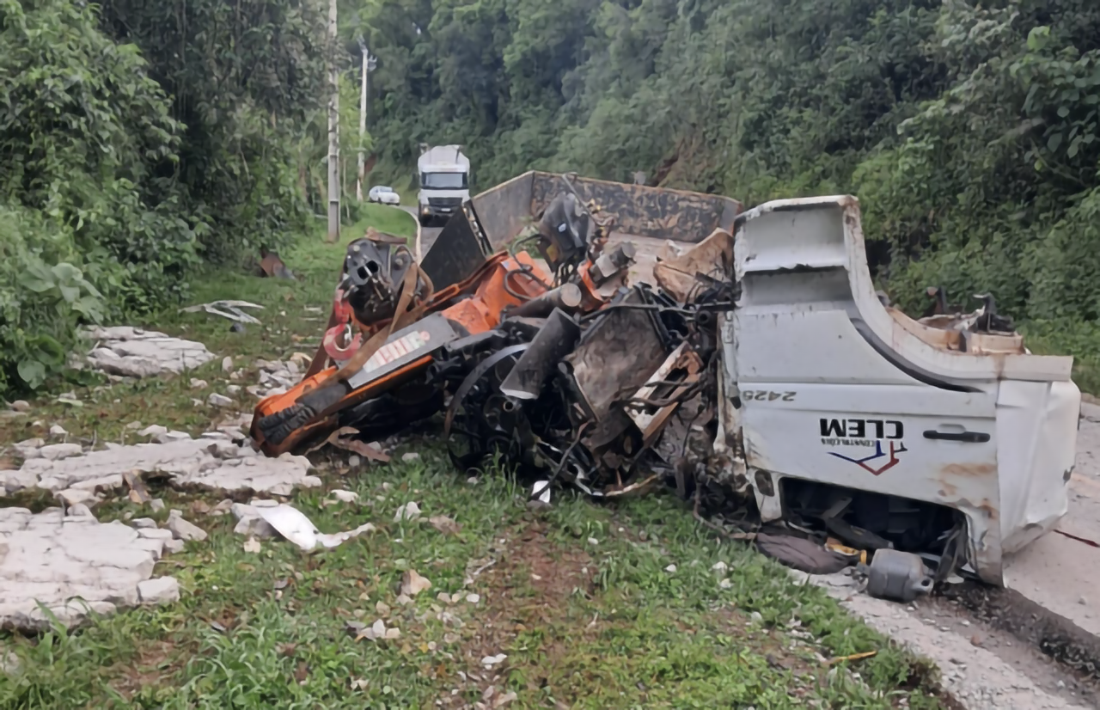 Capa Tombamento de caminhão deixa um homem morto em Itapiranga