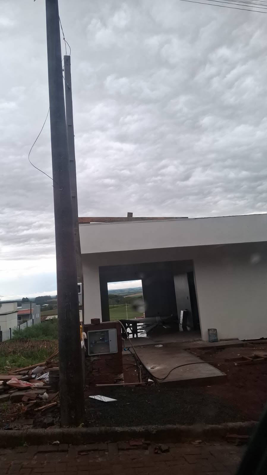 Capa Temporal com granizo derruba silos e provoca destelhamentos em Trindade do Sul