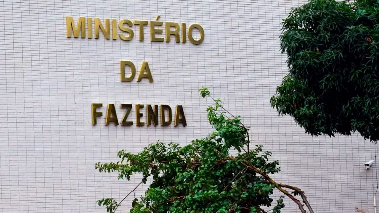 Capa Fazenda aumenta previsão de crescimento do PIB para 2,5% este ano