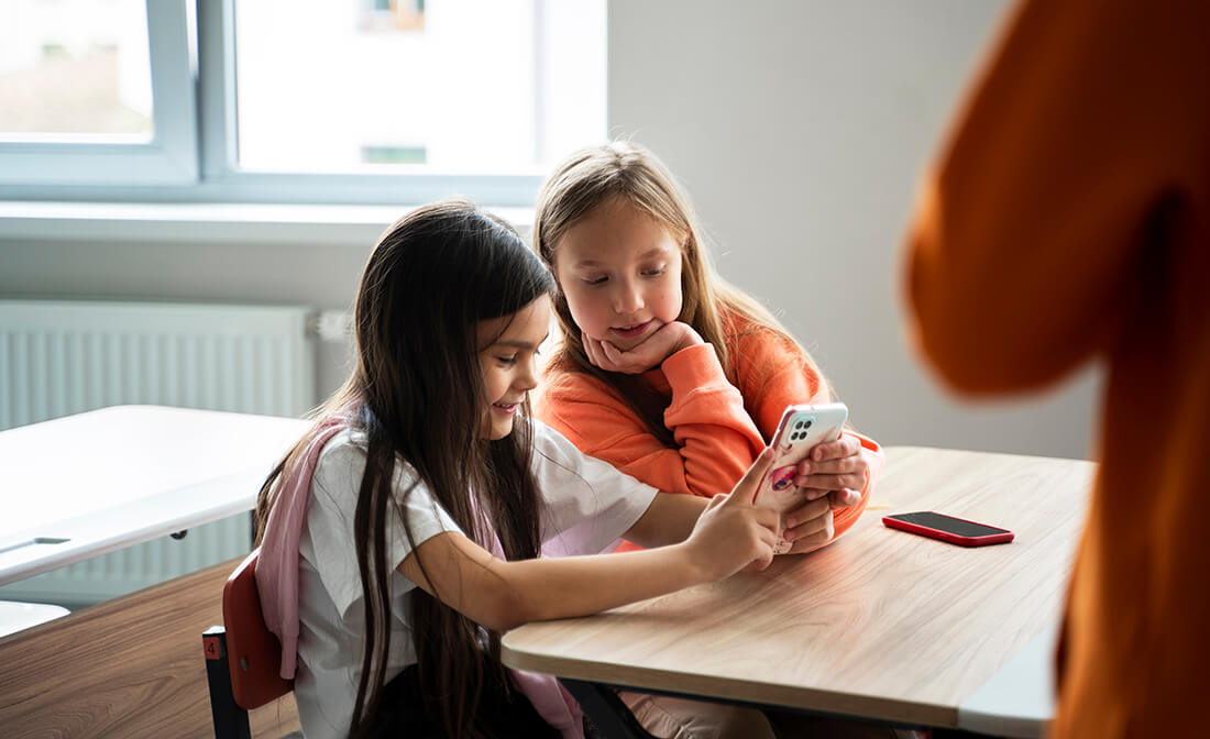 Capa Saiba o que muda com a nova lei que proíbe o uso de celular em escolas