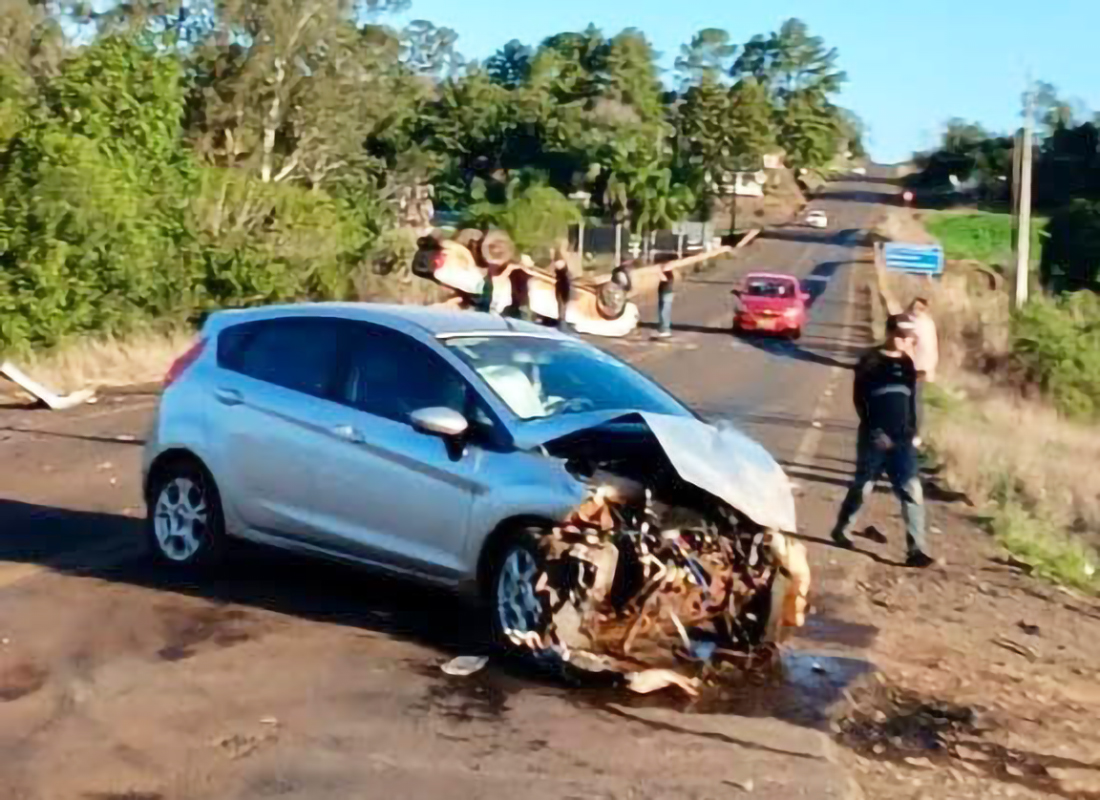 Capa Colisão entre carro e caminhonete é registrada na ERS-165