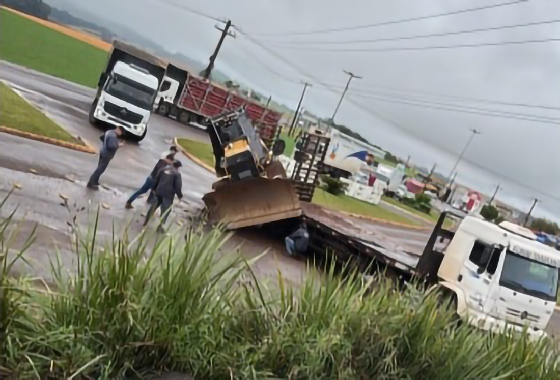 Capa Trator esteira tomba de caminhão-prancha no trevo de acesso a Tenente Portela na RSC-472