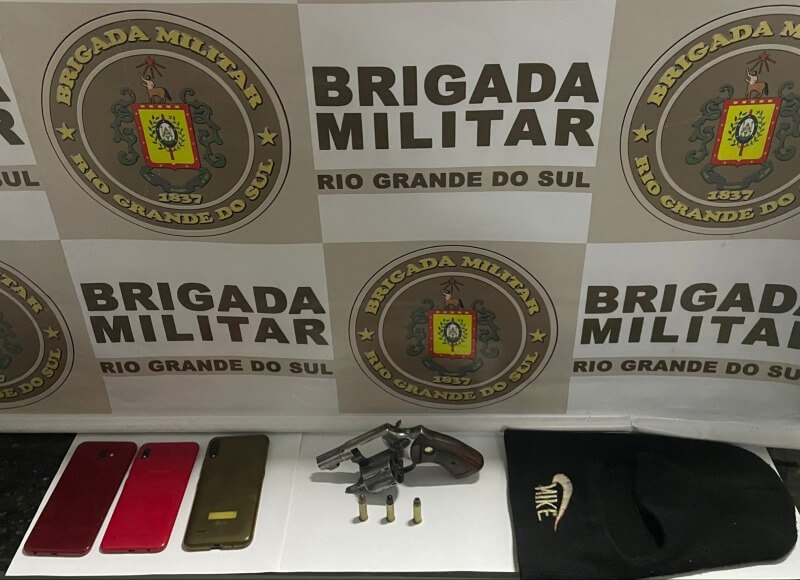 Capa Carazinho: BM prende trio por porte ilegal de arma de fogo
