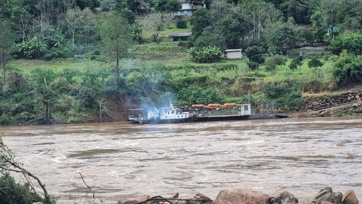 Capa Balsa Santa Bárbara interrompe travessia sobre o Rio da Várzea em Rodeio Bonito