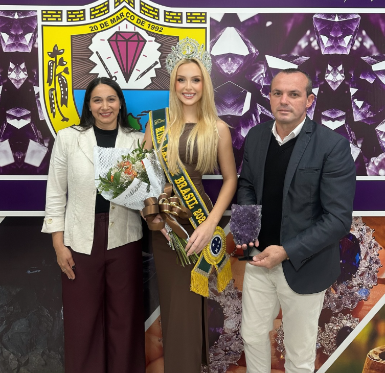 Capa Miss Latina Brasil 2026 é recebida pela Prefeitura de Ametista do Sul