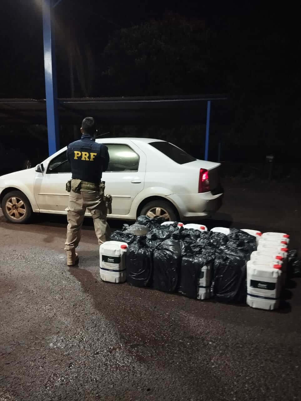 Capa PRF prende contrabandistas com mais de meia tonelada de agrotóxicos ilegais em São José das Missões
