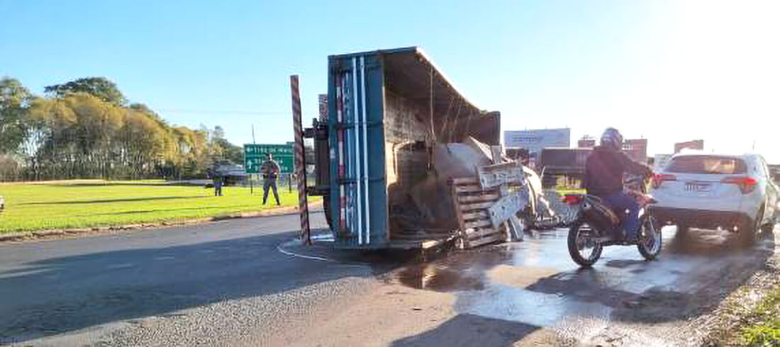 Capa Caminhão tombou no trevo da BR-472, em Três de Maio