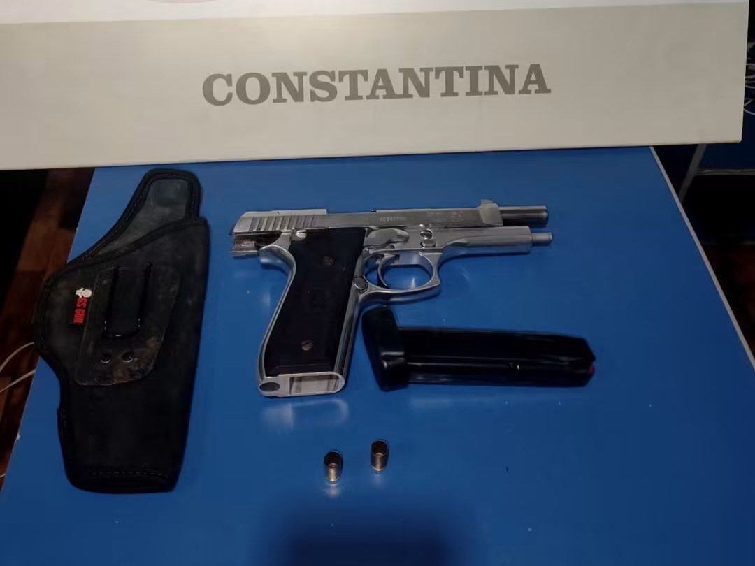 Capa Mulher é presa por porte ilegal de arma de fogo após denúncia de disparos em Constantina