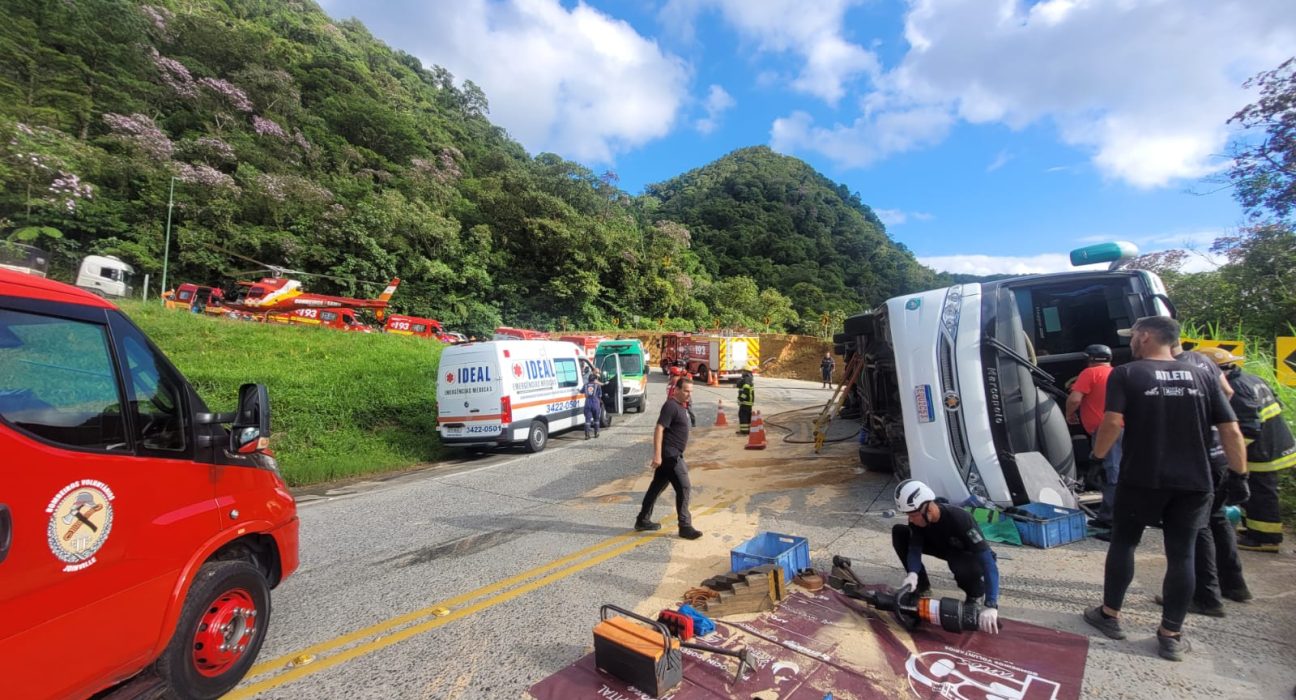Capa Ônibus com 46 passageiros capota em Santa Catarina