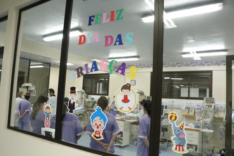 Capa Dia das Crianças: UTI Neonatal do Hospital Unimed organiza surpresa com bebês vestidos de palhacinhos