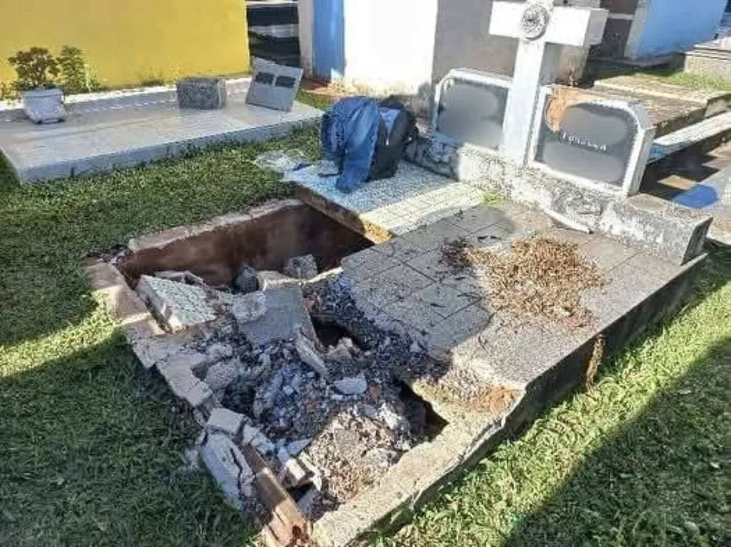 Capa Objetos furtados de empresa são encontrados escondidos em túmulo de cemitério