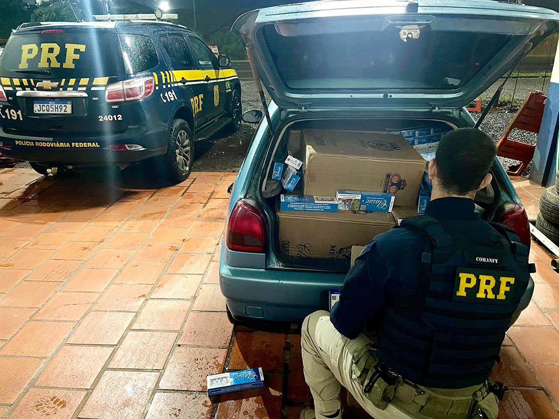 Capa PRF apreende 7 mil maços de cigarros e 74 garrafas de vinho em Iraí