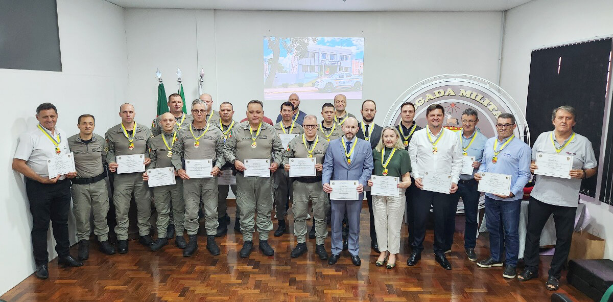 Capa 37º BPM realiza a entrega de Comenda para personalidade civis e militares