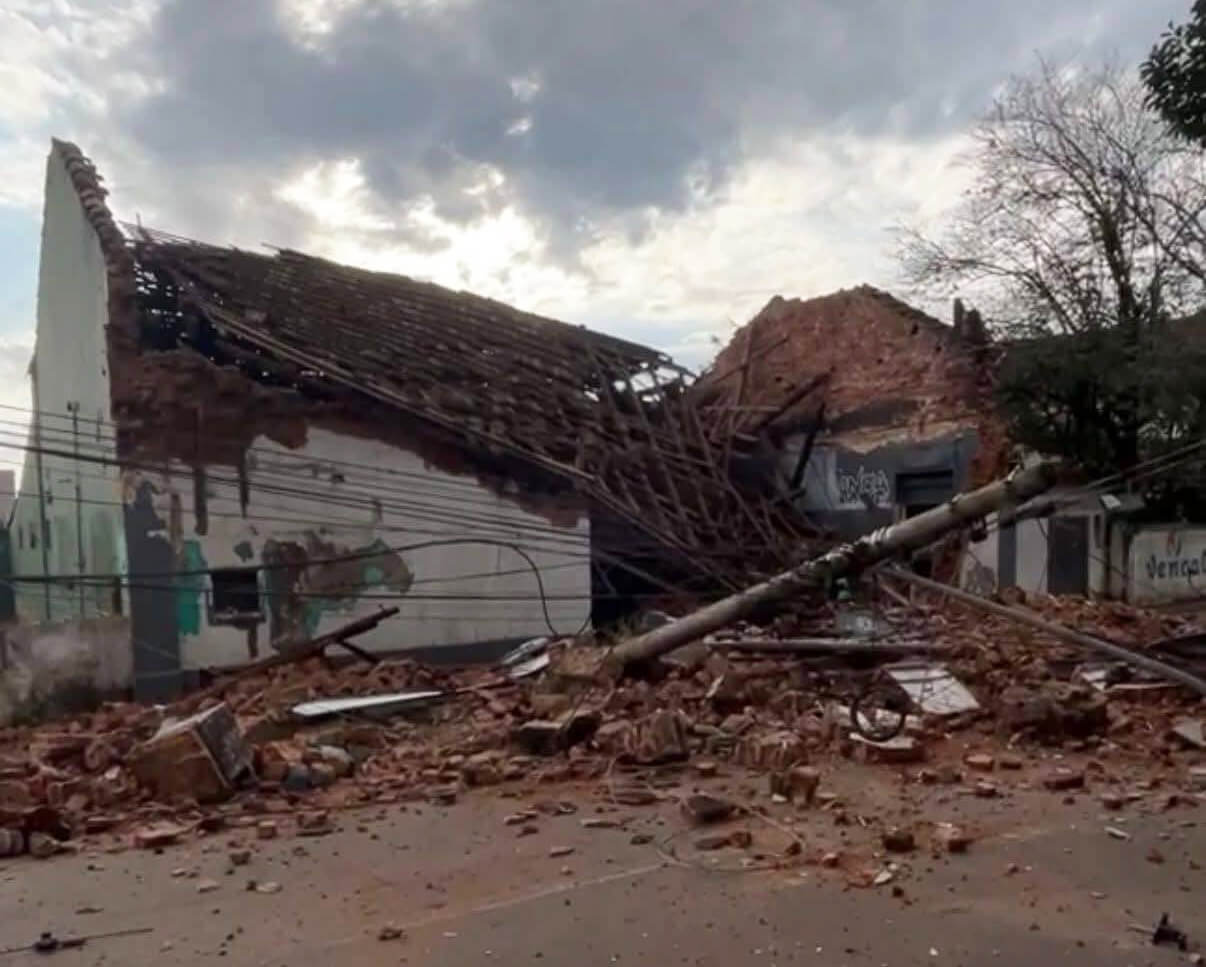 Capa Casa desaba em Cruz Alta e atinge carro de Três Passos com família