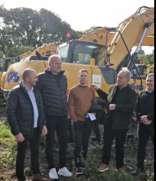 Capa Alpestre recebe nova escavadeira hidráulica para reforçar serviços e obras no município