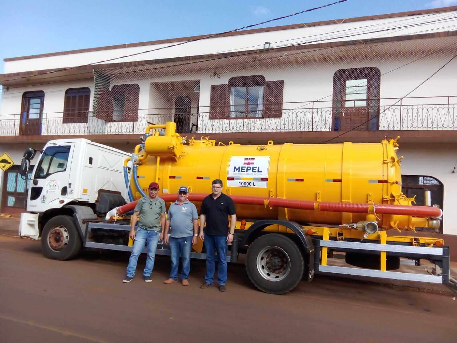 Capa Redentora: administração municipal recebe tanque para distribuição de adubo orgânico líquido