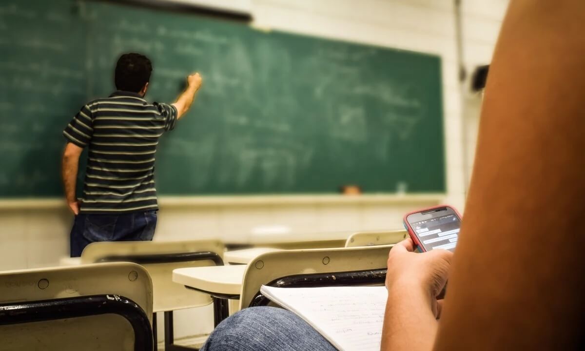 Capa Senado aprova projeto para proibir uso de celular em escolas