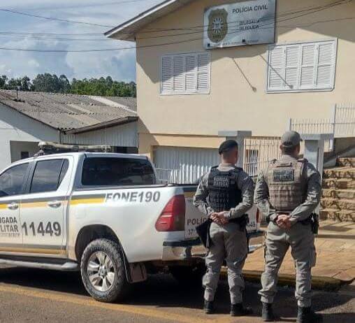 Capa  Brigada Militar prende homem e apreende menor suspeito de roubo em Alpestre