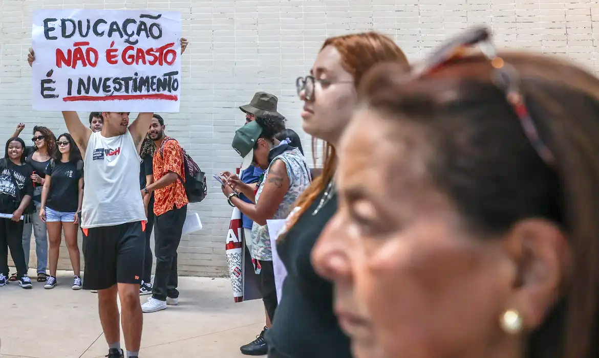 Capa Servidores públicos defendem melhores salários e condições de trabalho
