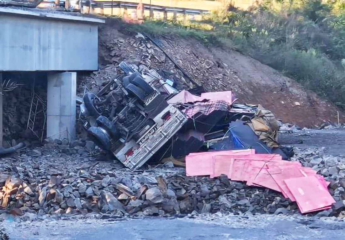 Capa Caminhão cai de ponte e mobiliza resgate na BR-386
