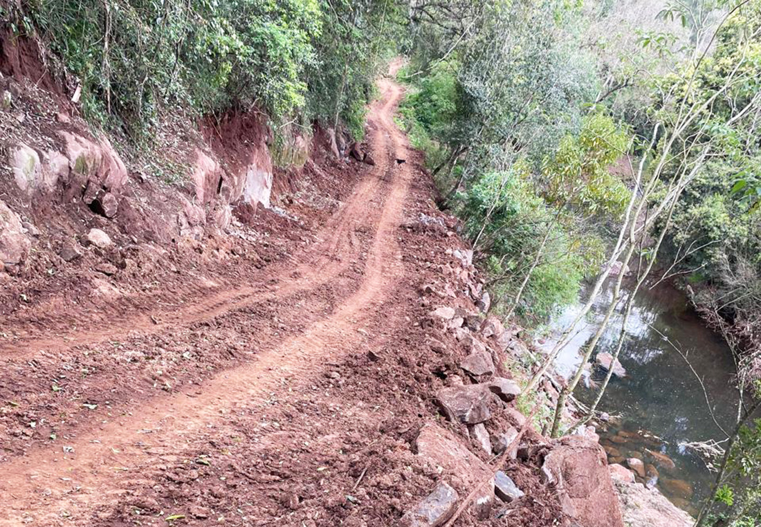 Capa Prefeitura de Caiçara usa explosivos para eliminar "cabeças de pedra" em estradas