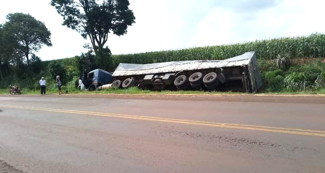 Capa Carreta tomba fora da pista em Coronel Bicaco
