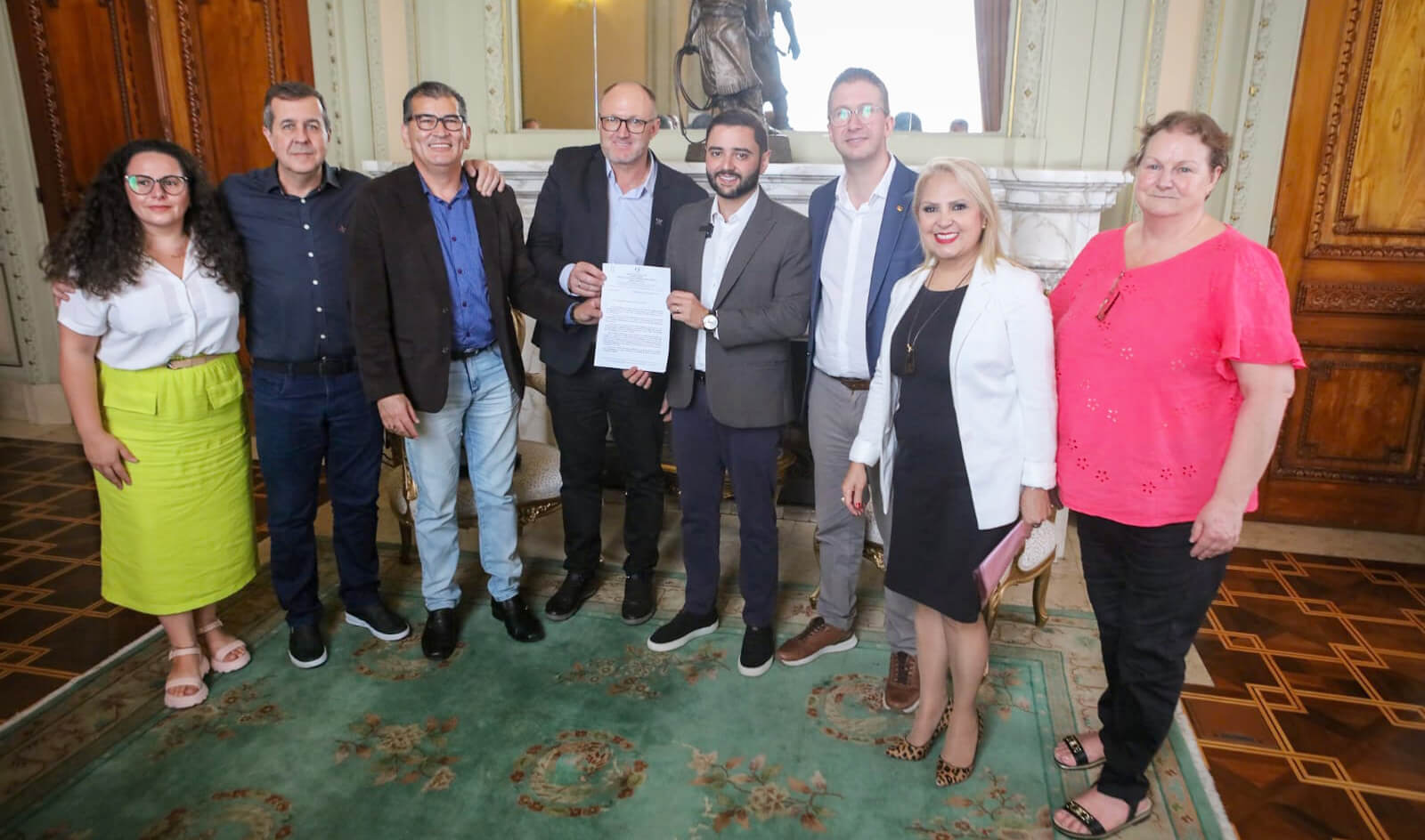 Capa Coordenadora da 20ª CRE entrega demandas de escola para Governador em exercício