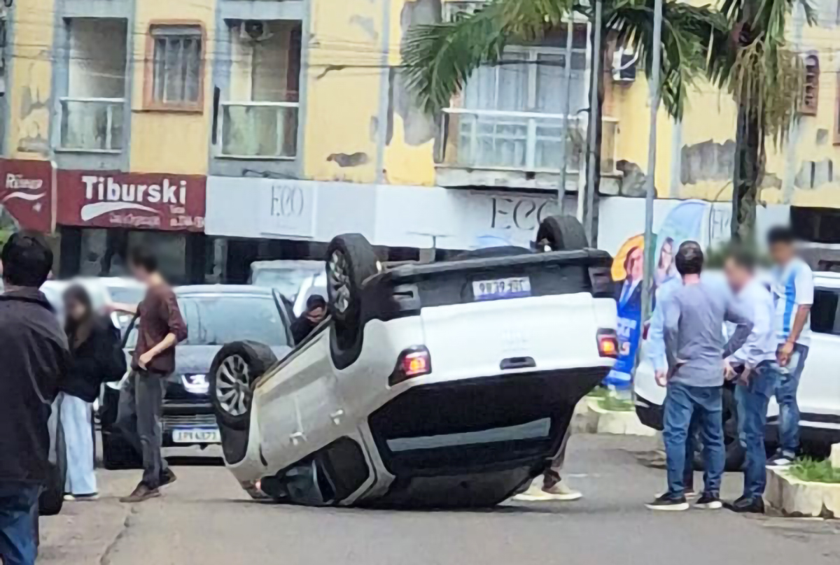 Capa Caminhonete capota após colisão com carro no Centro de Frederico Westphalen