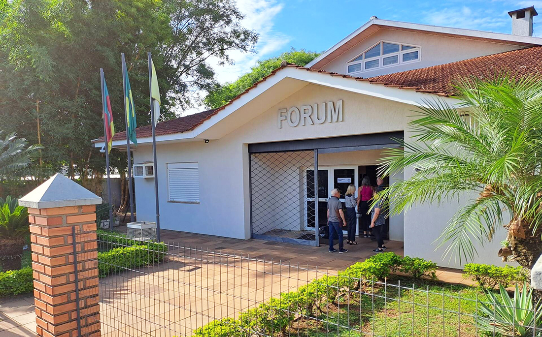 Capa Homem é condenado a mais de 56 anos de prisão por feminicídio e tentativa de homicídio em Planalto