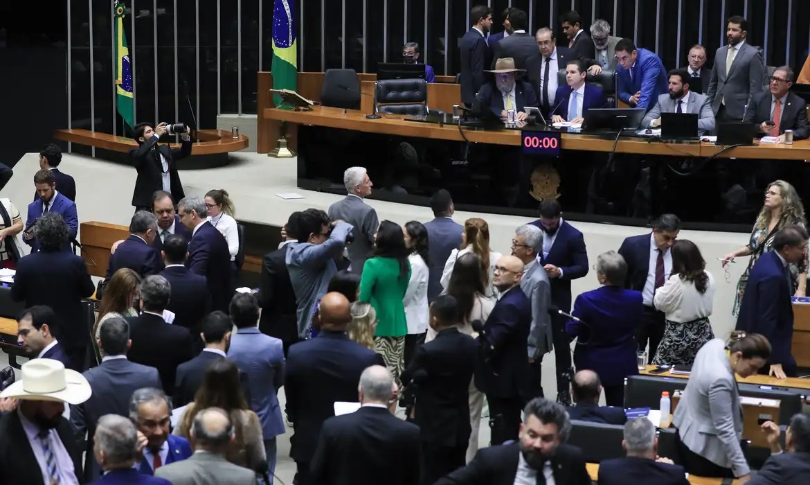 Capa Câmara dos Deputados aprova reajuste de salário em diversas categorias dos servidores públicos federais