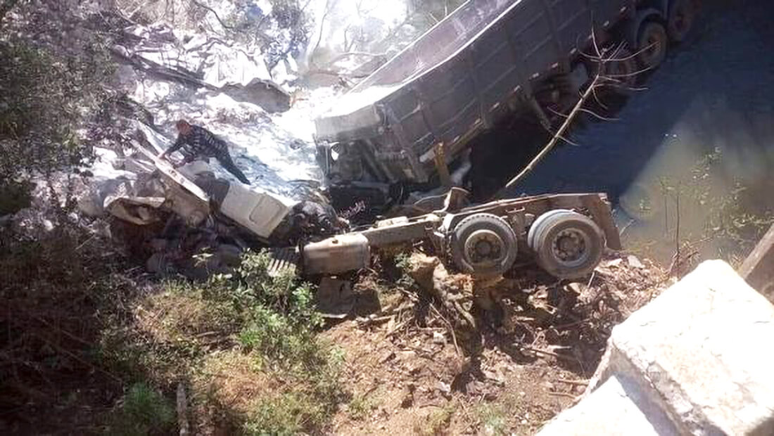 Capa Veículos despencam de ponte após acidente