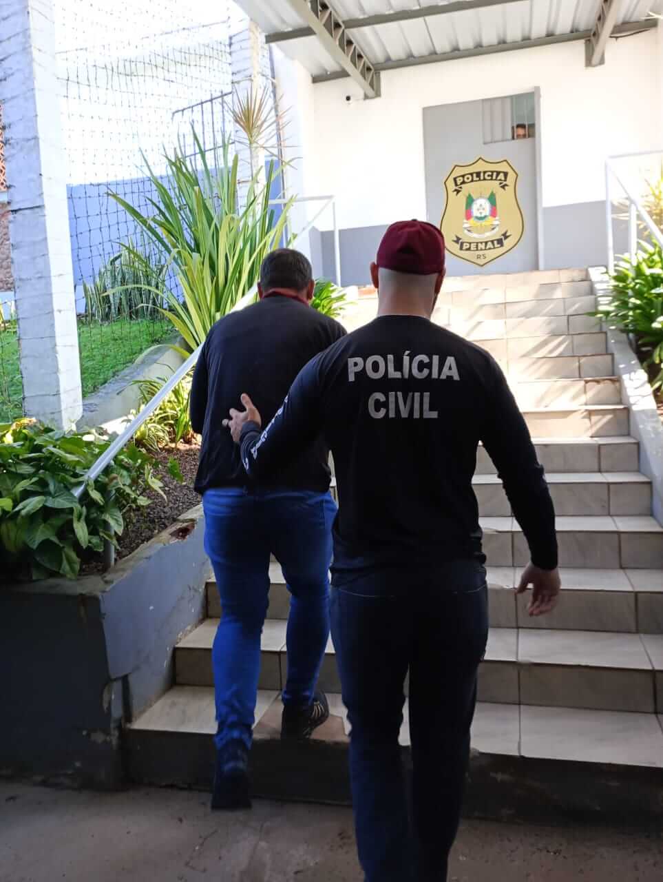 Capa  Prisões de condenados por crimes graves são cumpridas pela Polícia Civil em Frederico Westphalen
