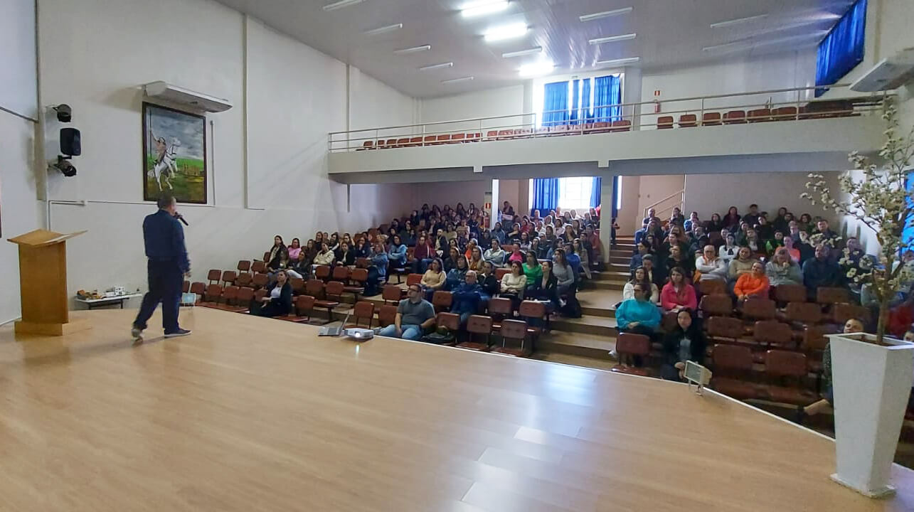Capa Palestra aborda identificação e prevenção de situações de risco nas escolas