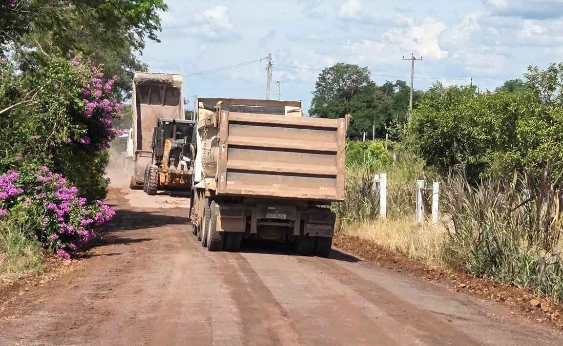 Capa Caiçara testa nova técnica de manutenção de estradas rurais com pó de brita
